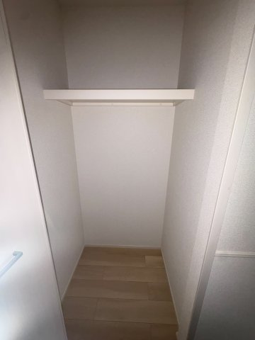狛江市東和泉１丁目のアパートの収納