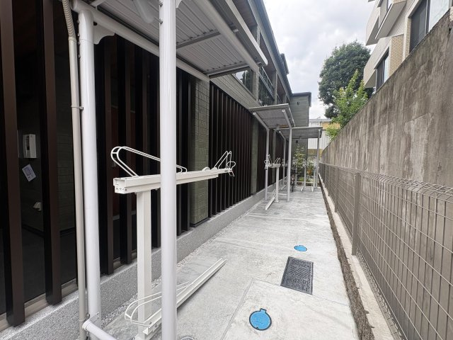 狛江市東和泉１丁目のアパートのエントランス