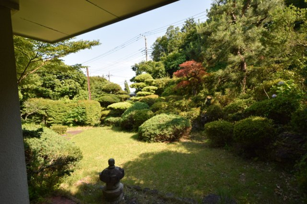 【庭】 | 伊東市岡　戸建 | 広い庭を室内から望む