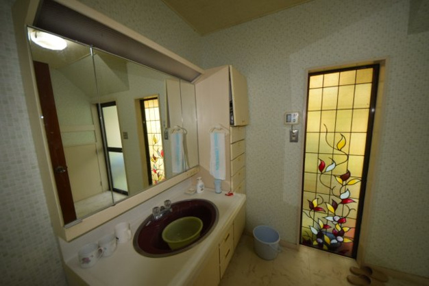 【洗面所】 | 伊東市岡　戸建 | ステンドグラスのある洗面台