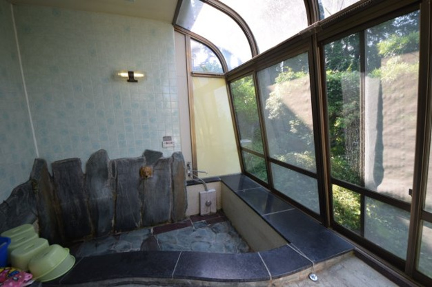 【浴室】 | 伊東市岡　戸建 | 広いお風呂では温泉が楽しめます。