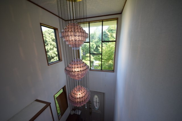 【その他】 | 伊東市岡　戸建 | 玄関前の吹き抜けを2階から望む