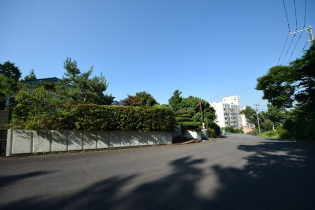 【前面道路含む現地写真】 | 伊東市岡　戸建 | 前面道路も8mほどあり楽々通行