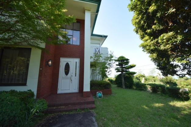 【玄関】 | 伊東市岡　戸建 | 玄関へのアプローチ