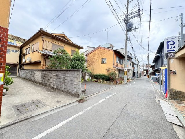 西ノ京勧学院町の前面道路含む現地写真