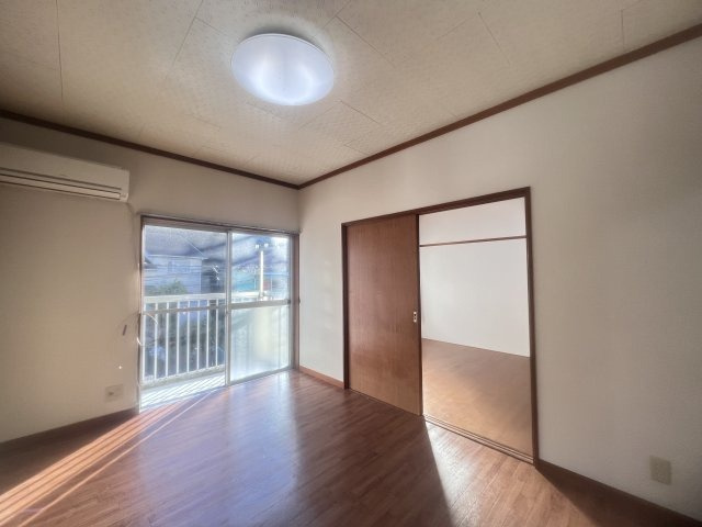 秋山荘の内装|明るい室内です