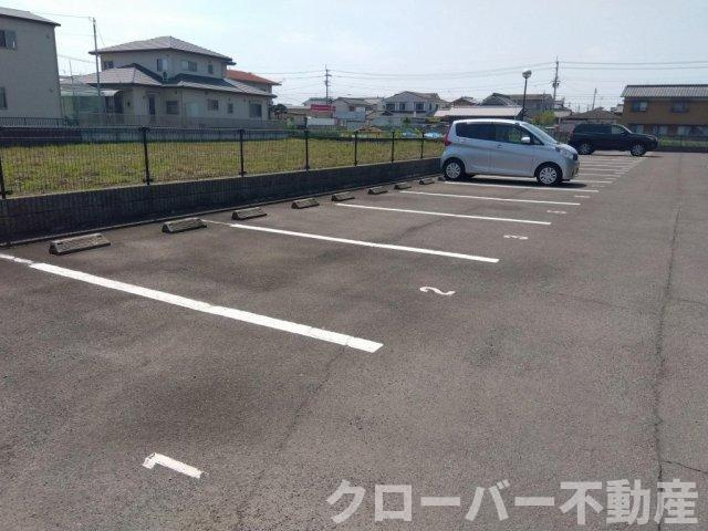 レオパレスハーモニーの駐車場