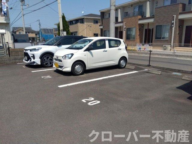 レオパレスハーモニーの駐車場