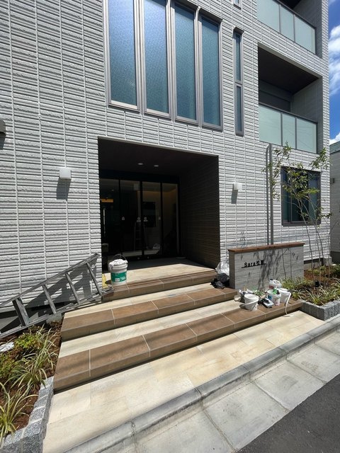 Sara松原のエントランス|オートロック付きのエントランス