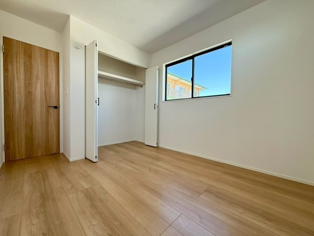 香美市土佐山田町宝町2期5棟 5号棟の洋室|大きな窓が心地よい明るさを届ける洋室。収納たっぷりで住む人の使いやすさに寄り添う空間です