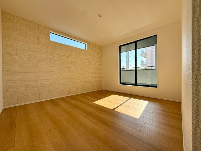 香美市土佐山田町宝町2期5棟 5号棟の洋室|明るさと落ち着きが共存する洋室。アクセント壁が上質感を演出し、主寝室にもぴったりの空間です