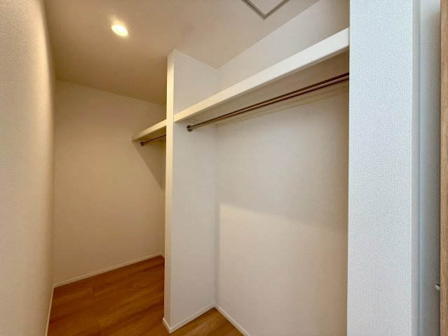 香美市土佐山田町宝町2期5棟 5号棟の収納|大容量のウォークインクローゼット。衣類だけでなく季節物もすっきり収まり、収納計画がしやすい空間です