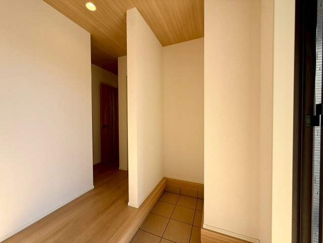 香美市土佐山田町宝町2期5棟 5号棟の収納|木目天井が迎えてくれる明るい玄関。ゆとりある動線で家族の出入りもスムーズな心地よい空間です