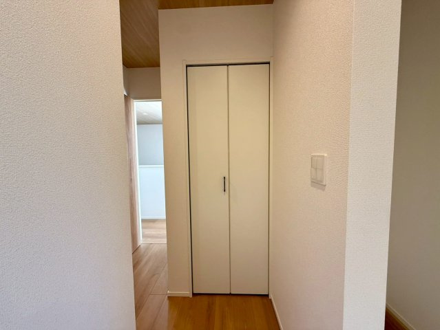 香美市土佐山田町宝町2期5棟 5号棟の収納|廊下には便利な物入れ収納を配置。日用品や掃除道具をまとめてしまえて、生活空間をすっきり保てます