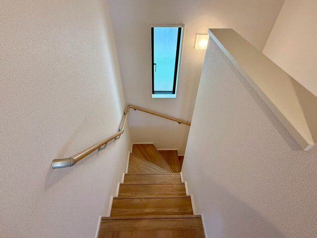 香美市土佐山田町宝町2期5棟 5号棟のその他|手すり付きで安心して昇り降りできる階段。大きな窓から光が入り、明るく気持ちのいい動線です