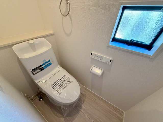 香美市土佐山田町宝町2期5棟 5号棟のトイレ|2階トイレも小窓付きで明るく換気しやすい空間。清潔感が続き、家族みんなが使いやすい仕様です