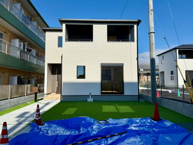 香美市土佐山田町宝町2期5棟 5号棟の外観|南向きの明るい庭と広々バルコニーで家時間が快適な新築2階建て