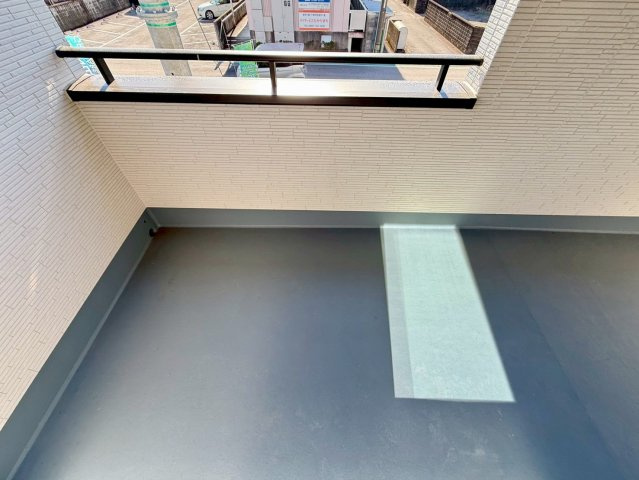 香美市土佐山田町宝町2期5棟 5号棟のバルコニー|屋根付きで使いやすいバルコニー。急な雨でも安心で、洗濯物干しや外干しスペースとして大活躍します