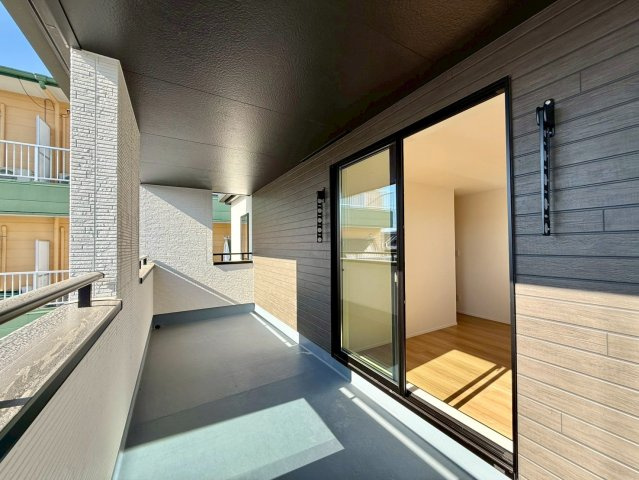 香美市土佐山田町宝町2期5棟 5号棟のバルコニー|奥行きのある広々バルコニー。屋根付きで天候に左右されにくく、洗濯物もたっぷり干せる快適空間