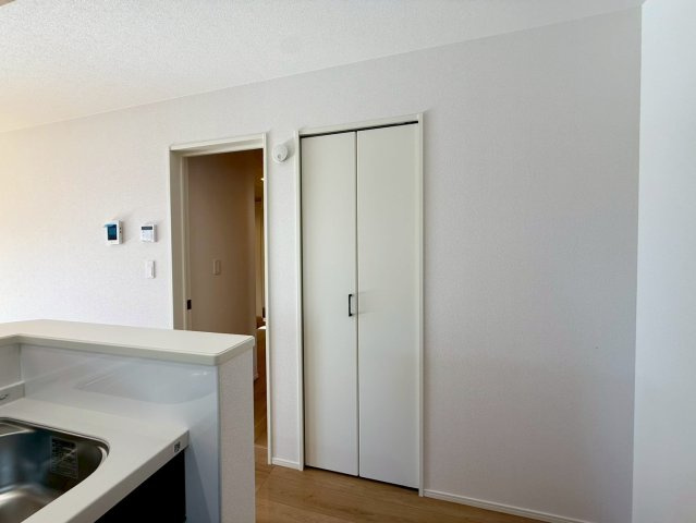 香美市土佐山田町宝町2期5棟 5号棟の収納|キッチン横に便利な収納を配置。調理家電や日用品をまとめてしまえて、生活動線がスマートになります