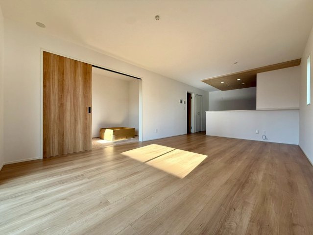 香美市土佐山田町宝町2期5棟 5号棟の居間・リビング|木目の温かさに包まれた開放的なLDK。隣接の洋室とつなげて広々使える家族に優しい間取りです