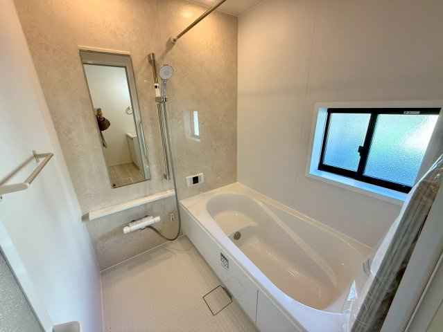 香美市土佐山田町宝町2期5棟 5号棟の浴室|落ち着いた石目調パネルの浴室。ゆったり浸かれるバスタブで一日の疲れをしっかり癒せます