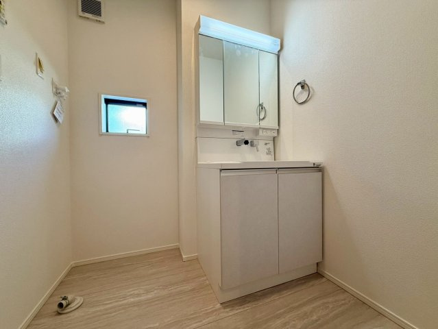 香美市土佐山田町宝町2期5棟 5号棟の独立洗面台|清潔感あふれる洗面室。三面鏡収納で細かな日用品もすっきり片付き、朝の身支度がスムーズに