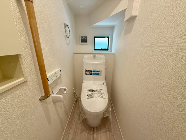 香美市土佐山田町宝町2期5棟 5号棟のトイレ|小窓から光が入る明るいトイレ。手すり付きで安心感があり、毎日使う空間を快適に保てます