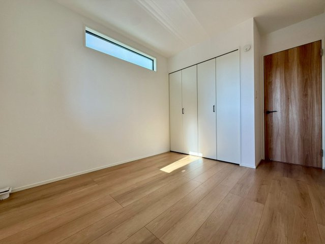 香美市土佐山田町宝町2期5棟 5号棟の洋室|リビング続きの便利な和室。家事や育児の一時スペース、来客用など多用途に使える心地よい一室です