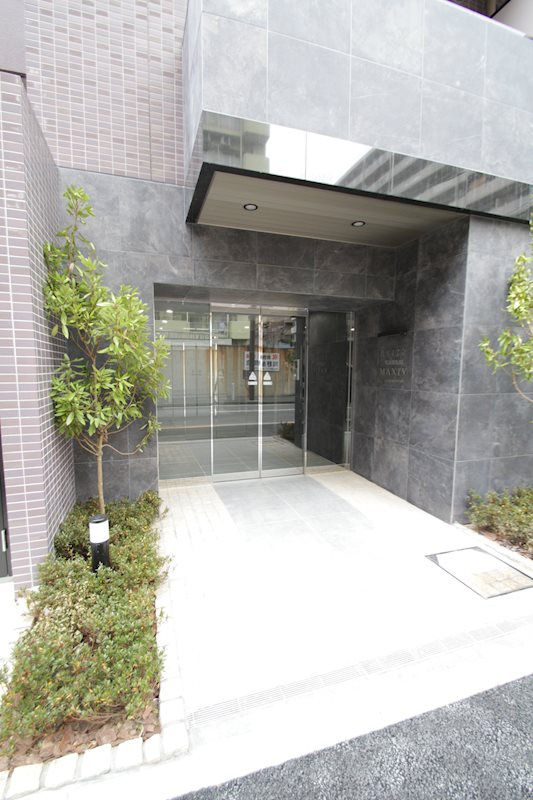 ブライズ関内マキシヴのエントランス