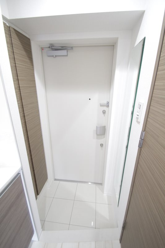 ブライズ関内マキシヴの玄関