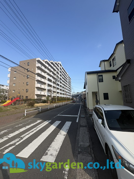 茅ヶ崎市西久保　中古戸建の前面道路含む現地写真