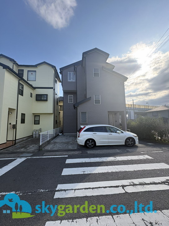 茅ヶ崎市西久保　中古戸建の前面道路含む現地写真