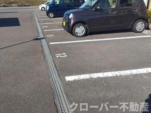 レオパレスフリューゲルの駐車場