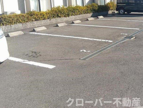 レオパレスフリューゲルの駐車場