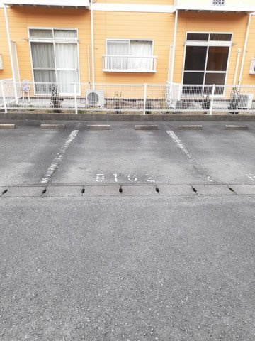 エレガンス鶴の駐車場|車をお持ちの方に嬉しい駐車場付きの物件です