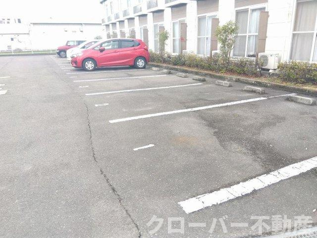 レオパレスルートイレブンの駐車場