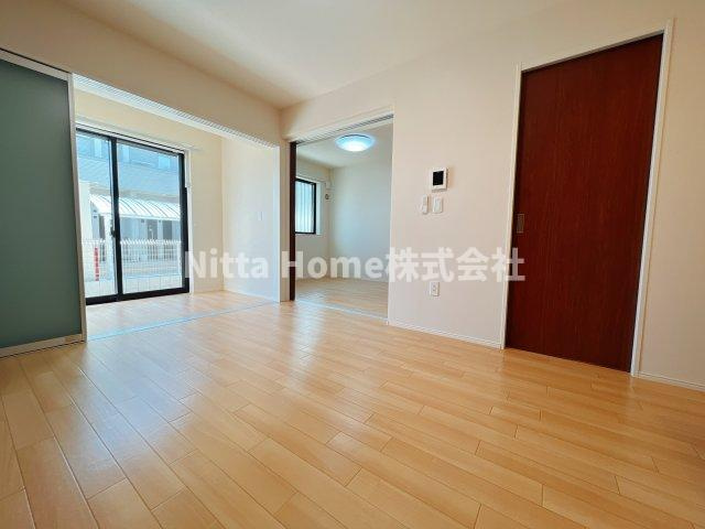 パークサイドヴィレッジの居間・リビング|扉を開けると広い空間に♪