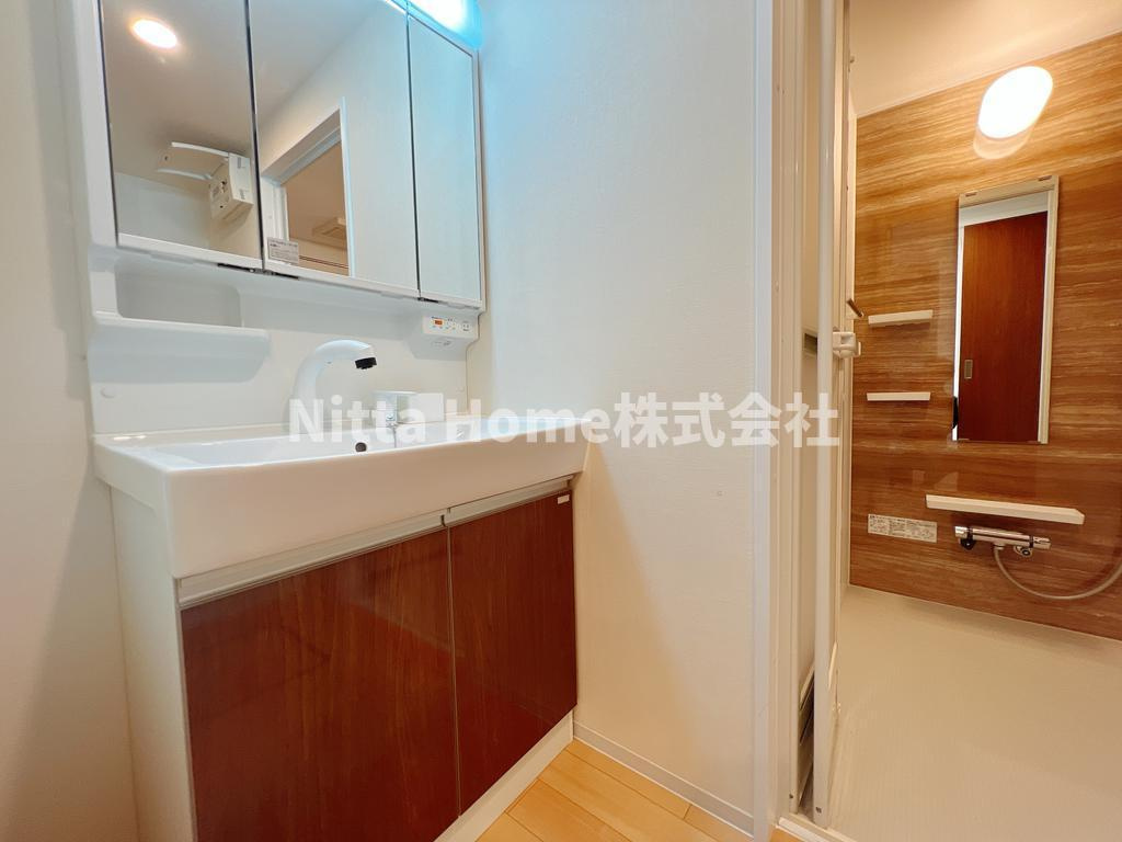 パークサイドヴィレッジの洗面所|三面鏡付き洗面台もありますよ◆