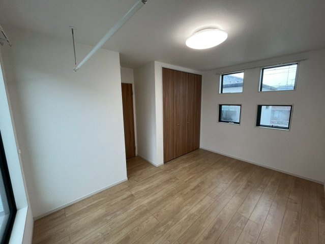新井町　中古戸建ての洋室