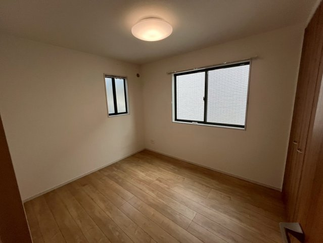 新井町　中古戸建ての洋室