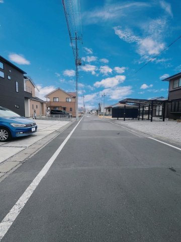 新井町　中古戸建ての前面道路含む現地写真