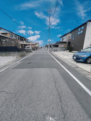 新井町　中古戸建ての前面道路含む現地写真