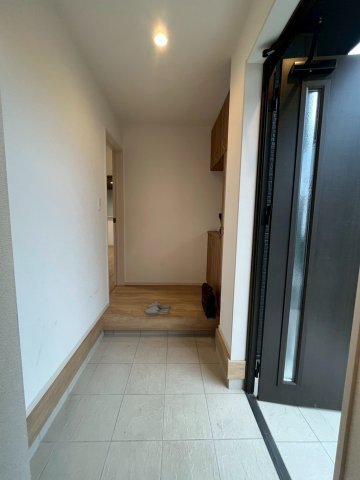 新井町　中古戸建ての玄関