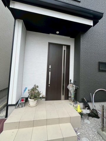 新井町　中古戸建ての玄関