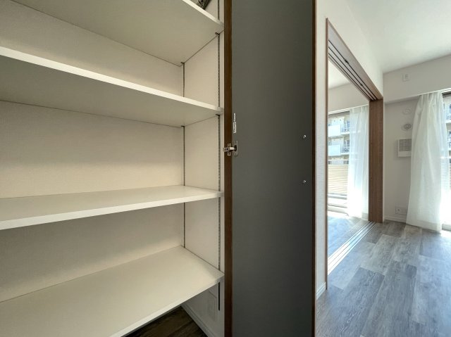 なんてこった！駐車場１台分専用無償！見た目も良きな『エルフィーノ横浜・市沢の丘』リフォームの収納|収納スペース豊富です