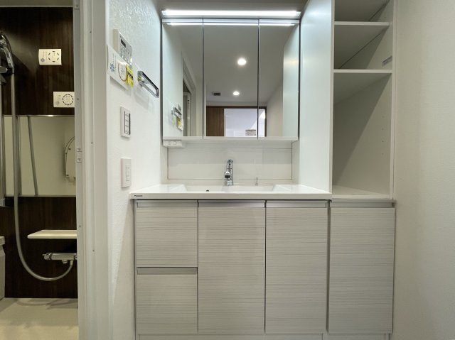 なんてこった！駐車場１台分専用無償！見た目も良きな『エルフィーノ横浜・市沢の丘』リフォームの独立洗面台|朝の支度にも助かる、独立の洗髪洗面化粧台