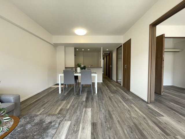 なんてこった！駐車場１台分専用無償！見た目も良きな『エルフィーノ横浜・市沢の丘』リフォームの居間・リビング|こちらのリビングで趣味の時間をお楽しみください