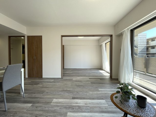 なんてこった！駐車場１台分専用無償！見た目も良きな『エルフィーノ横浜・市沢の丘』リフォームの居間・リビング|ゆったりとした居間です