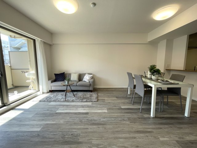 なんてこった！駐車場１台分専用無償！見た目も良きな『エルフィーノ横浜・市沢の丘』リフォームの居間・リビング